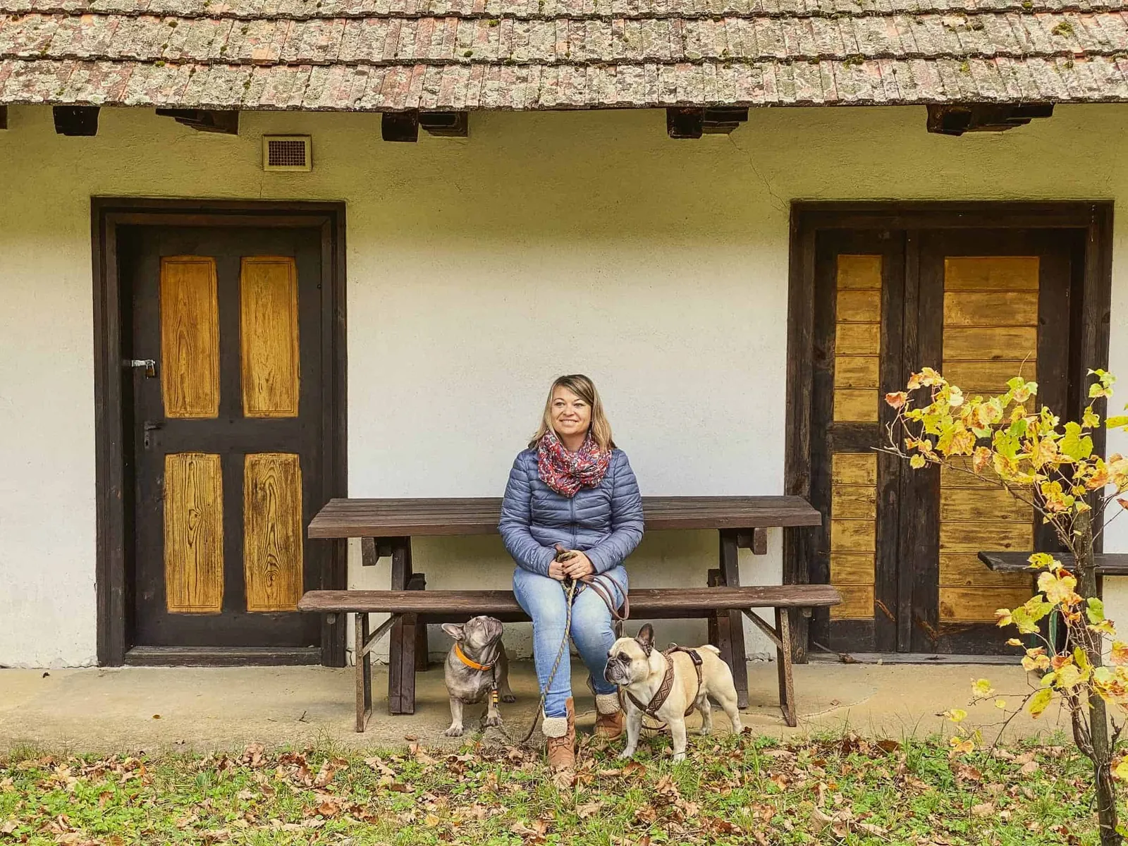 Das Hundereise Team in Heiligenbrunn vor einem Kellerstöckl