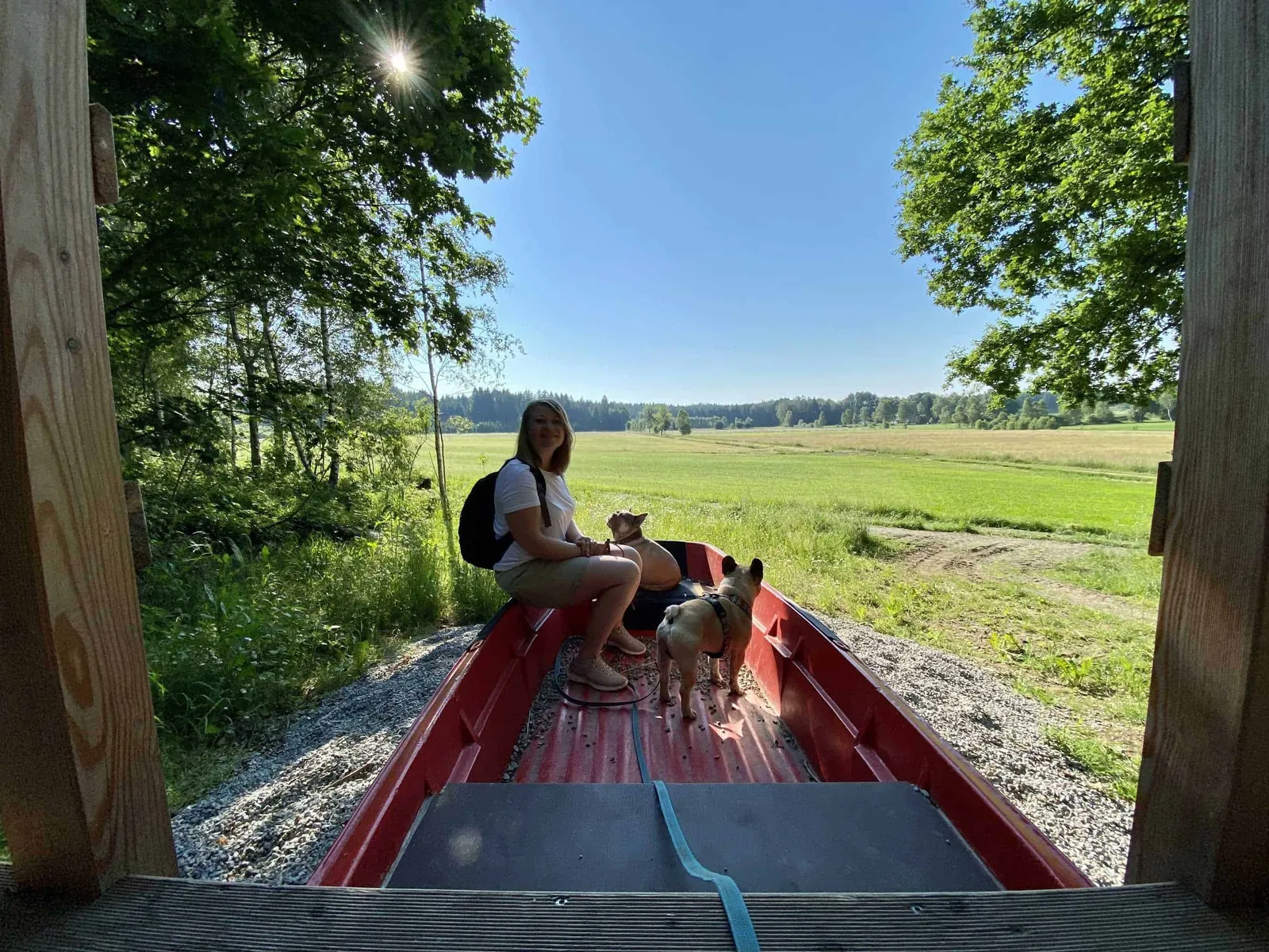 rotes Boot mit Blick über eine Wiese