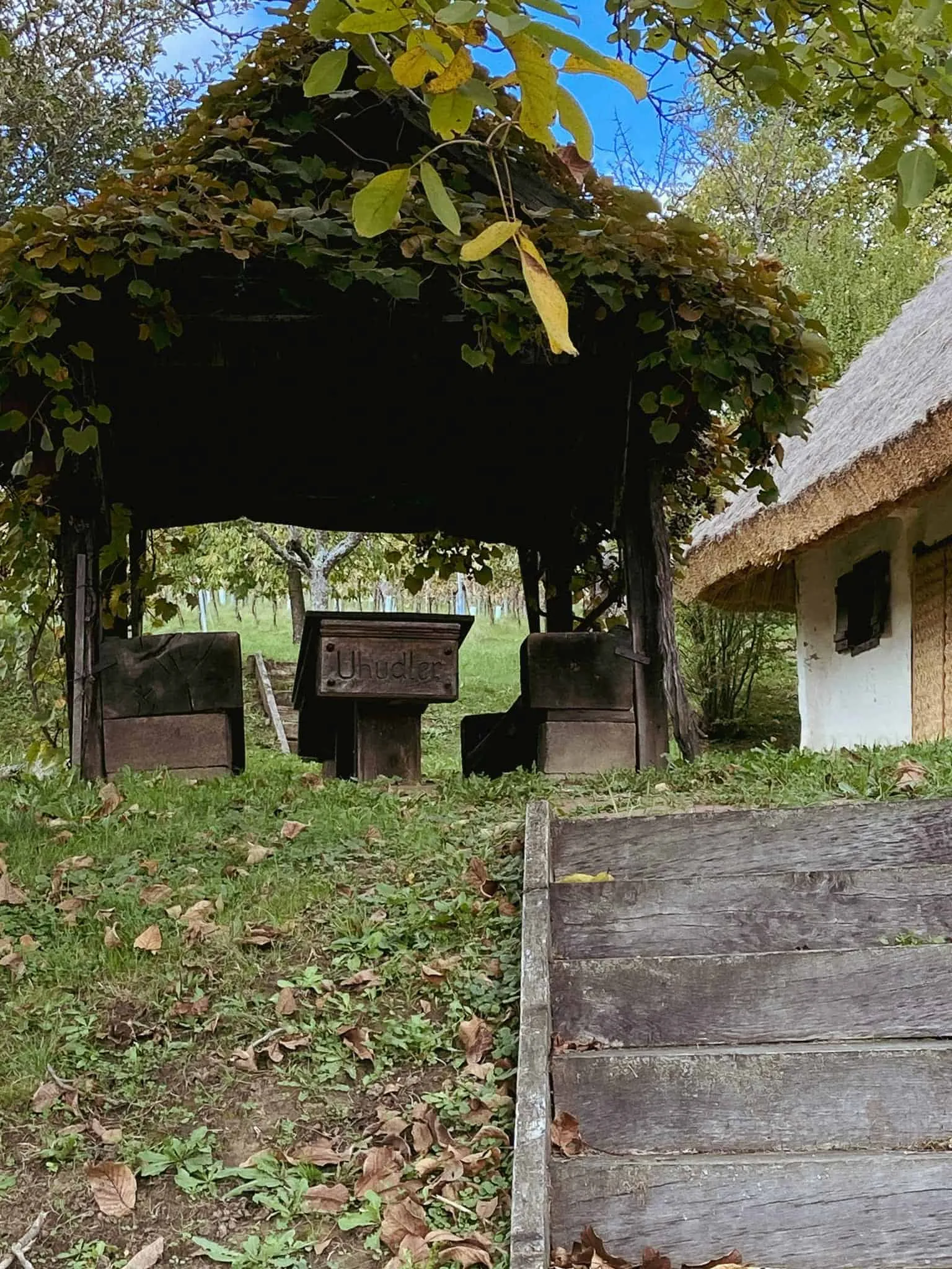 Holztisch mit Uhudler Gravur in Heiligenbrunn