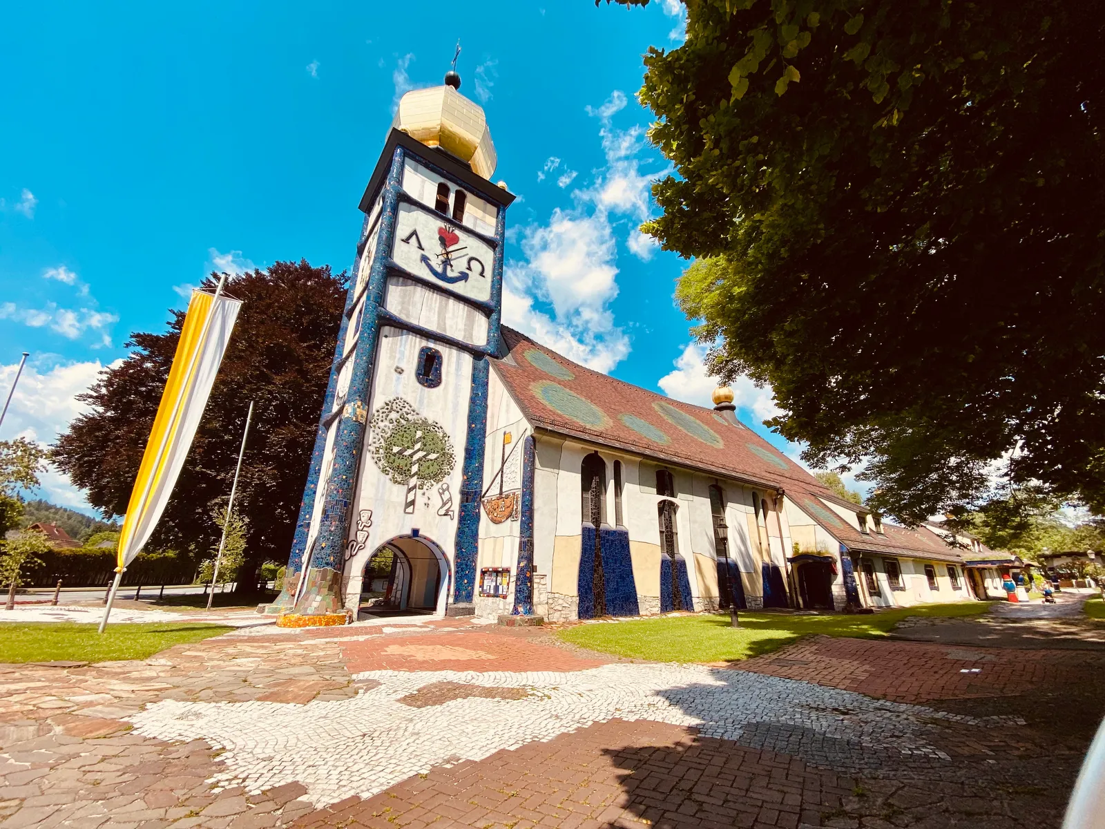 Hundertwasser Kirche St. Barbara Seitenansicht