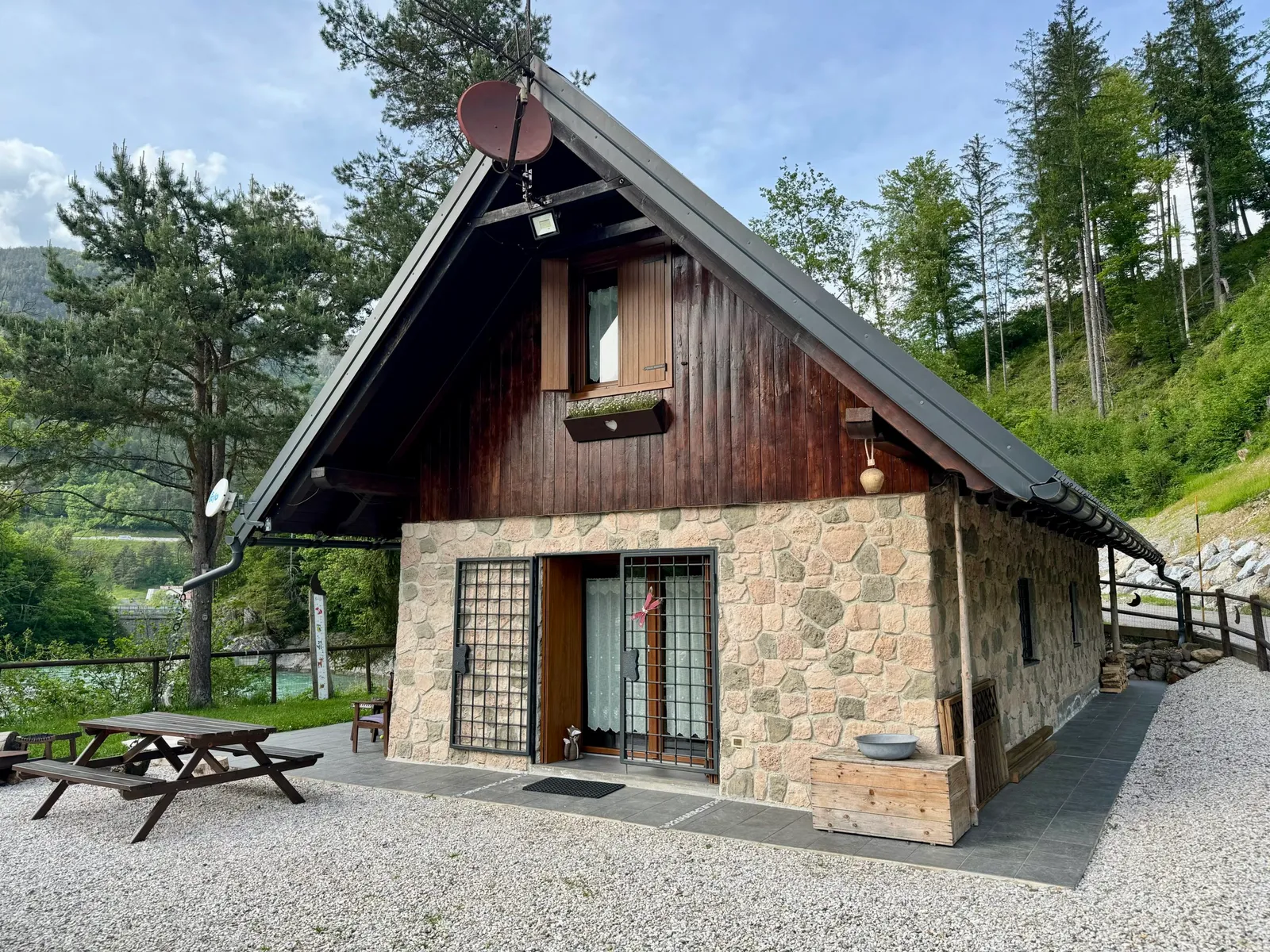 Außenansicht des Chalets la LUNA delle MONTAGNE in Tarvisio mit Stein-Holz-Fassade.