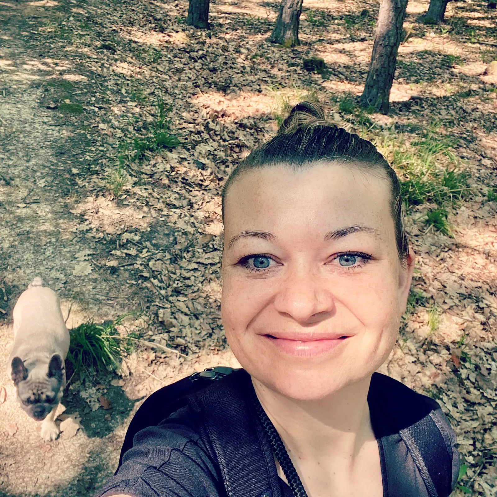 Babsi und Archie im Wald Weinloft