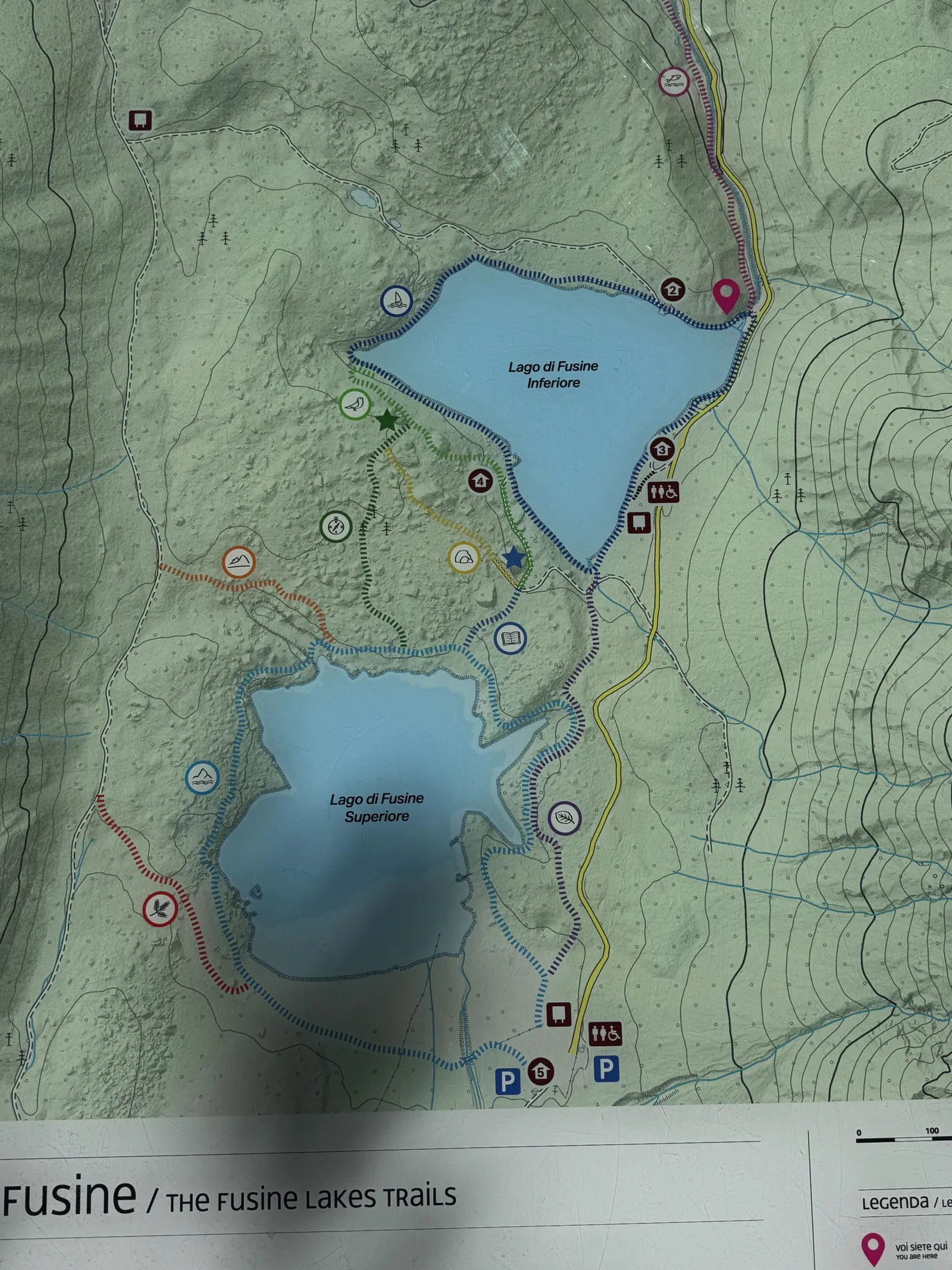 Wanderkarte der Laghi di Fusine mit unterem und oberem See sowie eingezeichneten Wanderrouten.