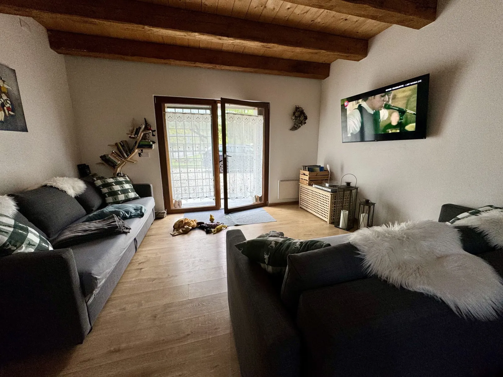 Wohnzimmer mit zwei Sofas und Holzbalkendecke in la LUNA delle MONTAGNE.