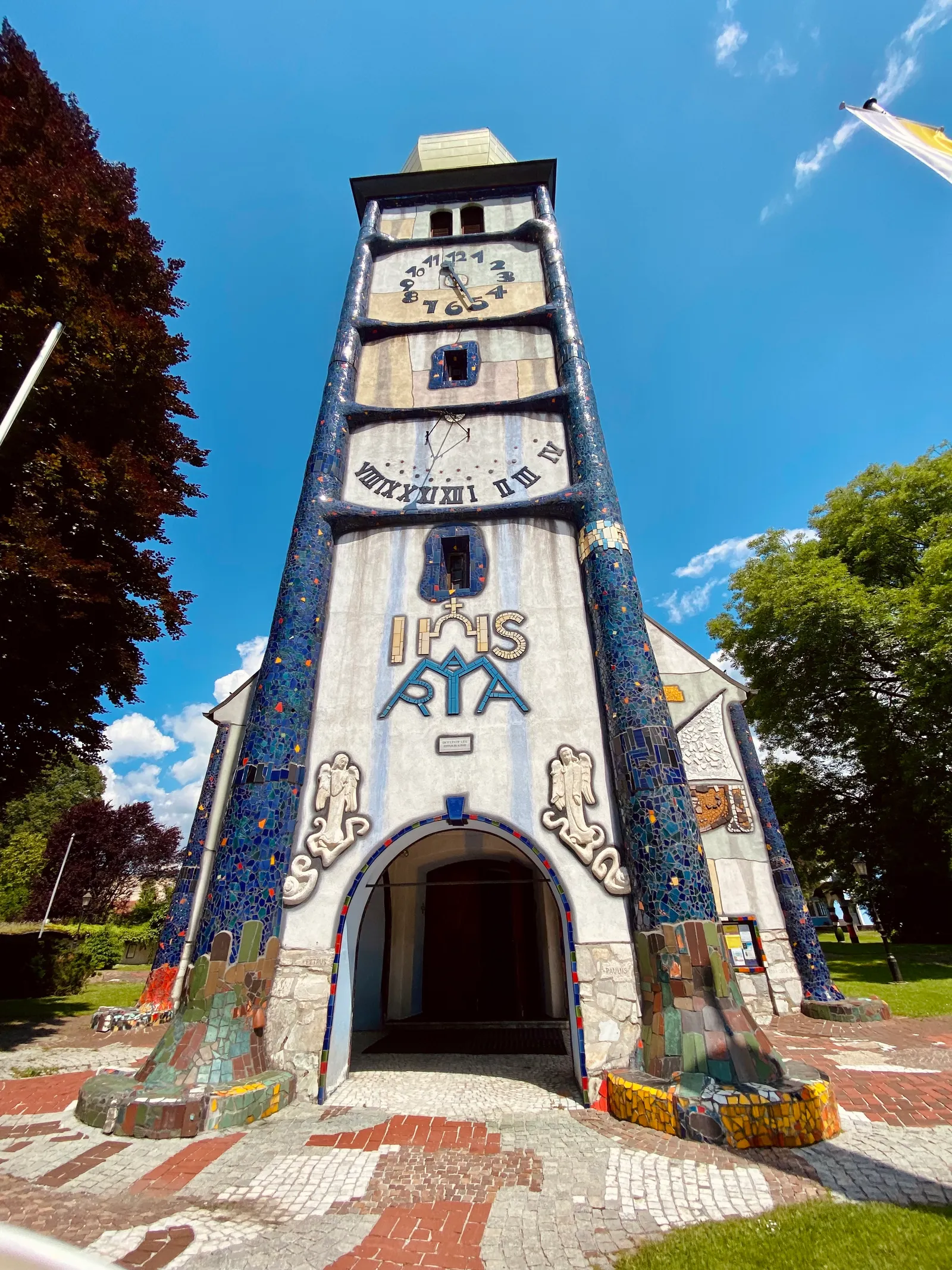 Hundertwasser Kirche St. Barbara von vorne