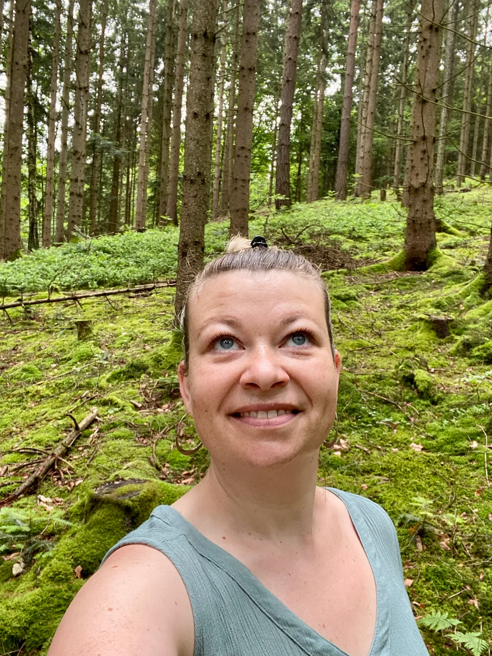 Babsi beim Waldbaden