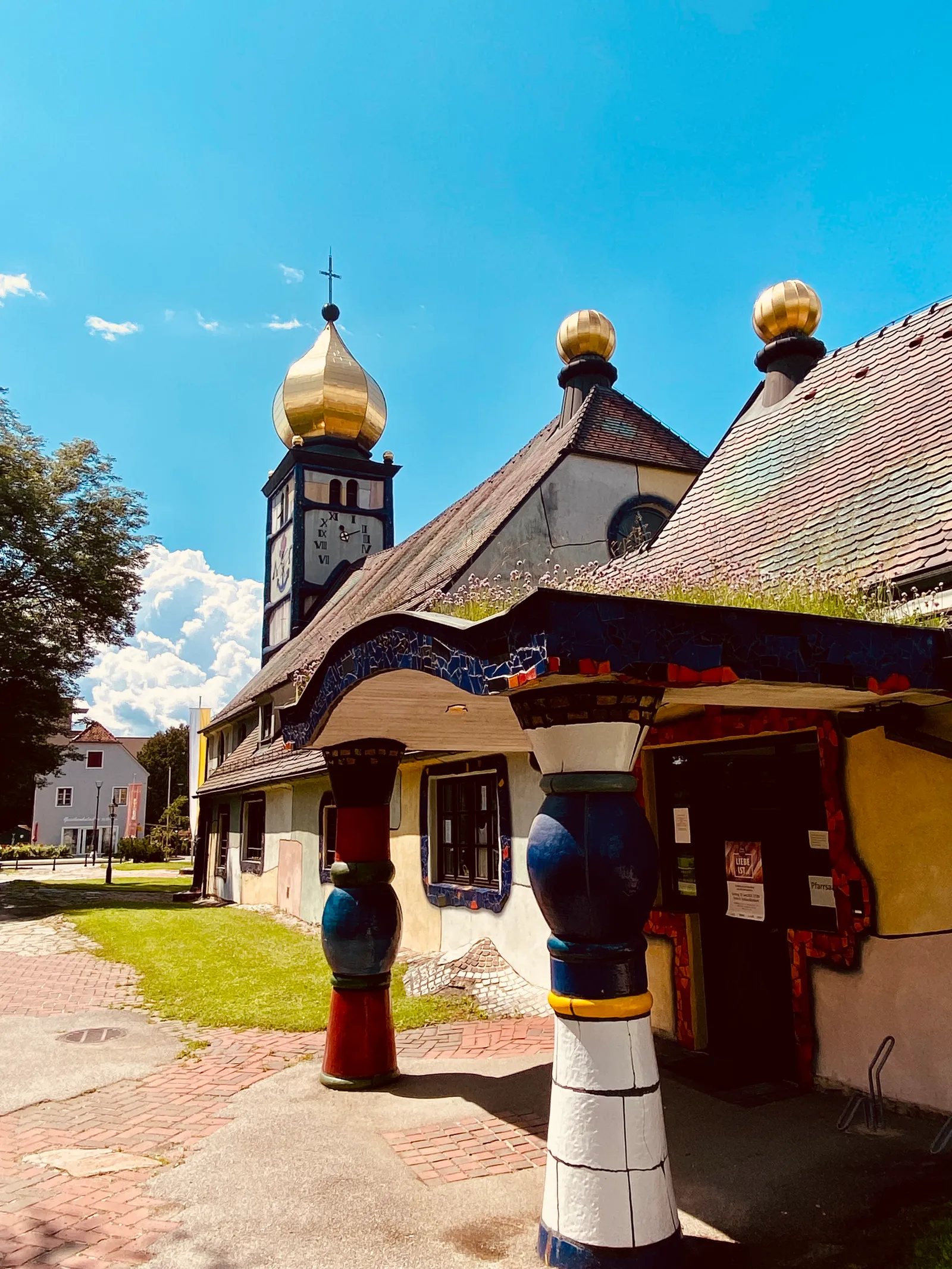 Hundertwasser Kirche St. Barbara von rueckwaerts