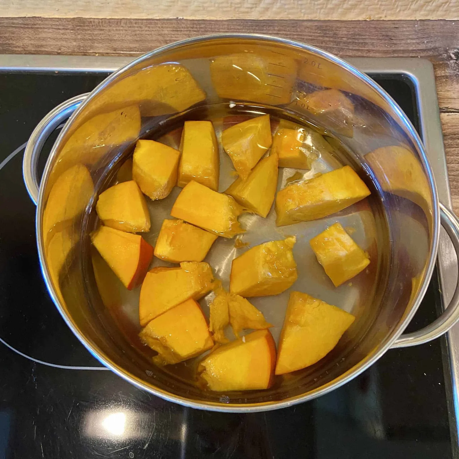 Kürbisstücke in Kochwasser