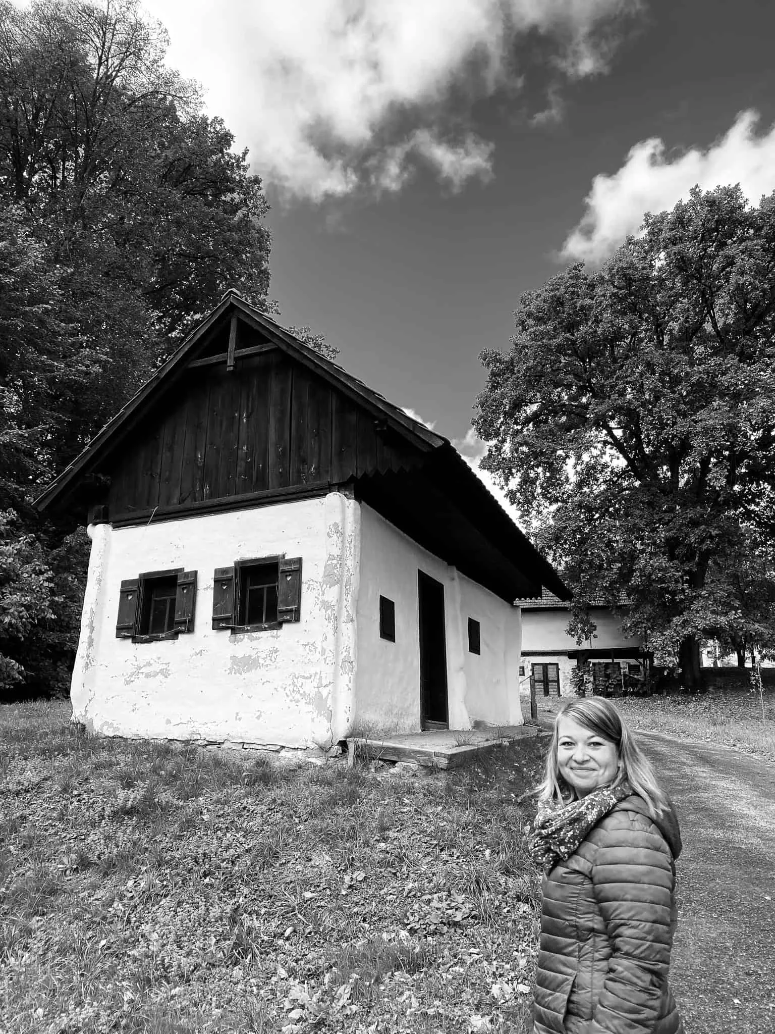 Babsi vor einem Kellerstöckl in Heiligenbrunn