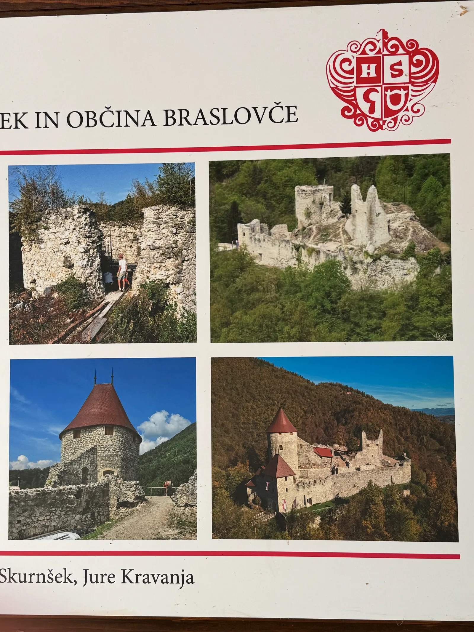 Infotafel mit vier Fotos der Burgruine und eines Schlosses der Gemeinde Braslovče.