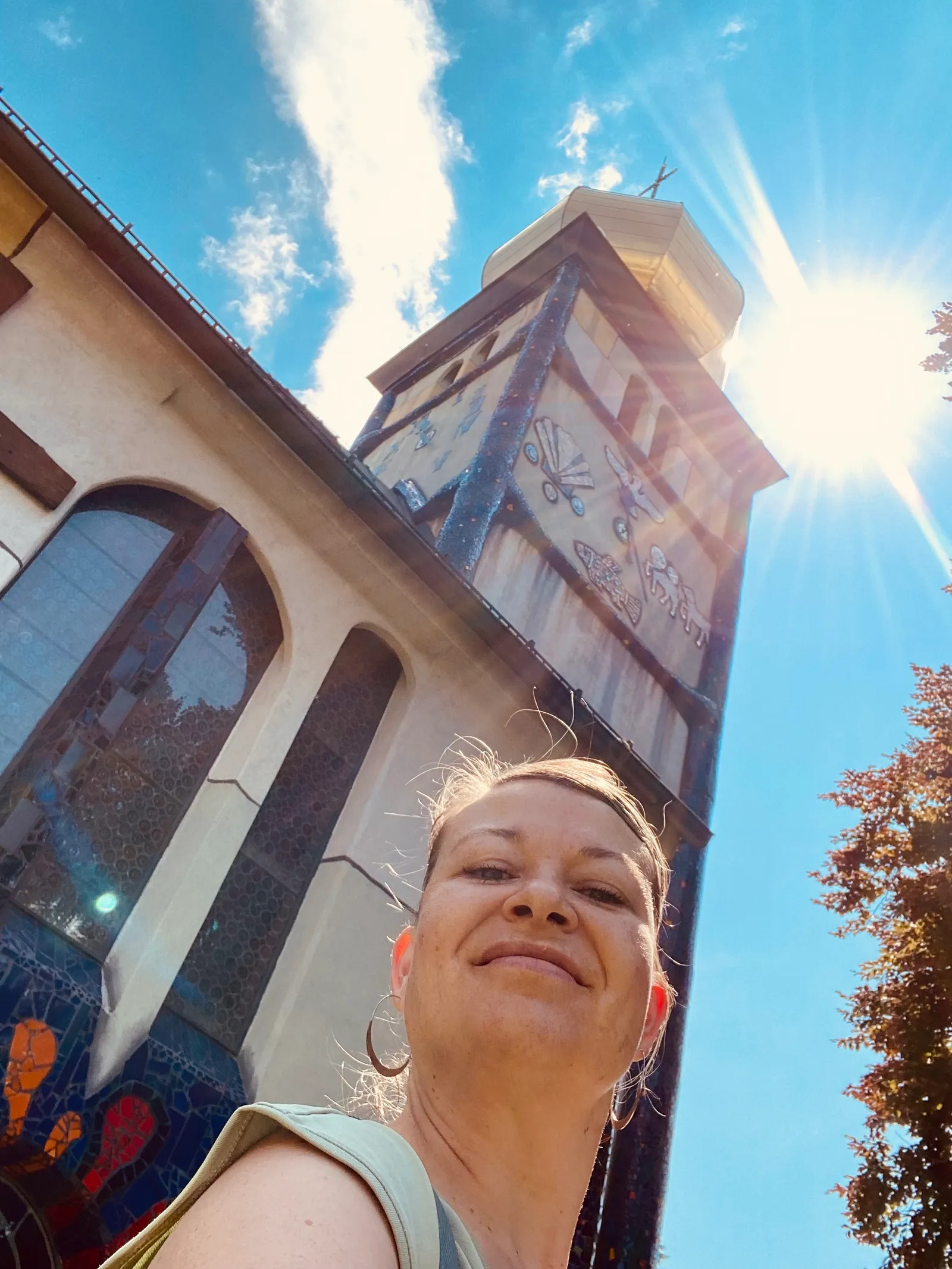 Babsi vor der Hundertwasser Kirche St. Barbara