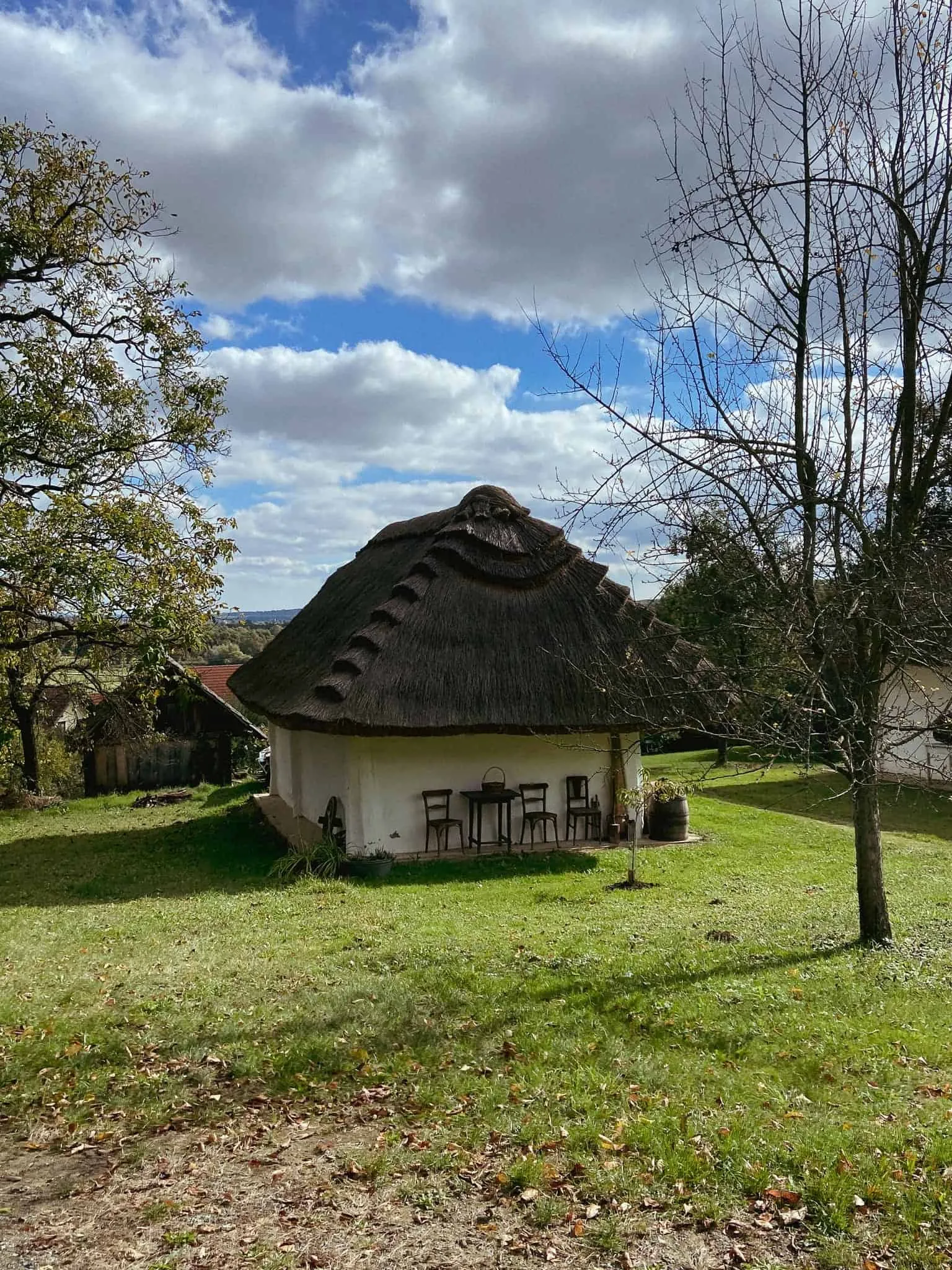 Kellerstöckl mit Strohdach in Heiligenbrunn