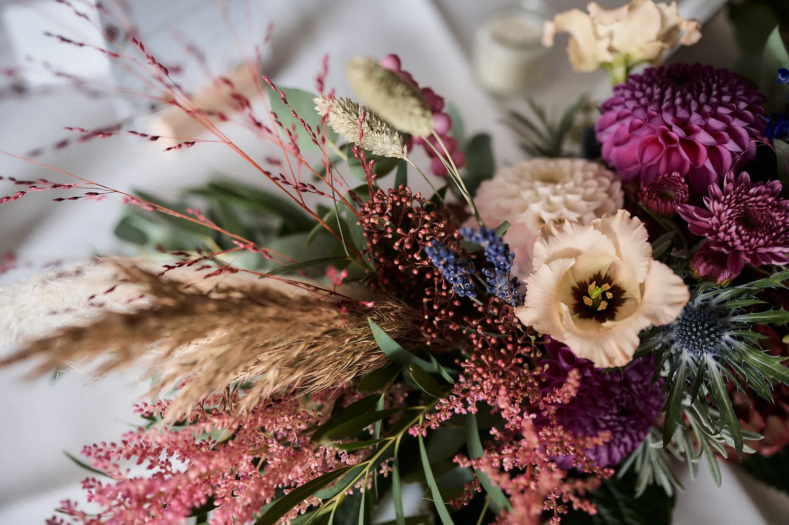 Blumenarrangement für die Tische