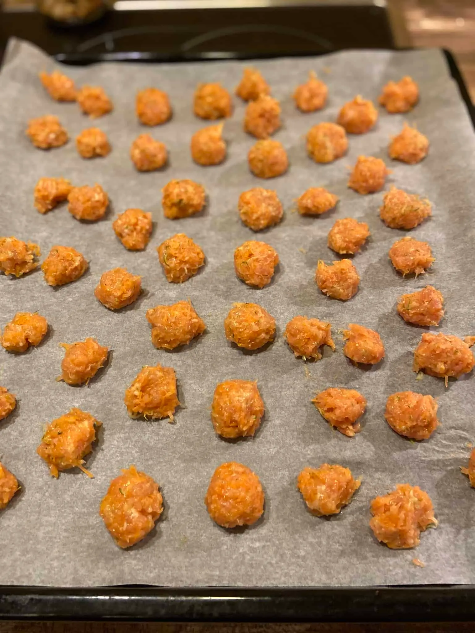 Bällchen formen und auf das Blech legen