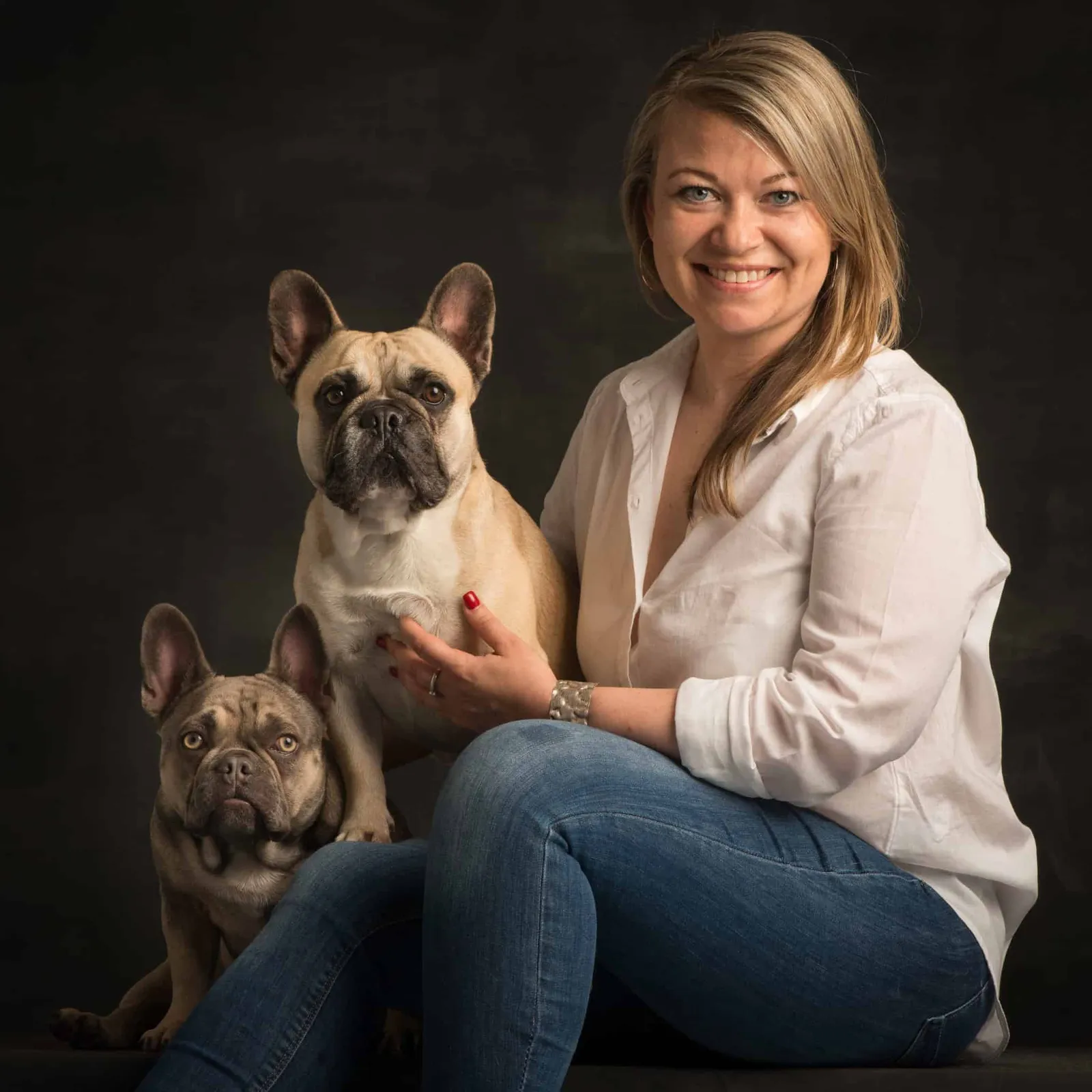 Babsi mit Murphy und Archie, den beiden Französischen Bulldoggen.