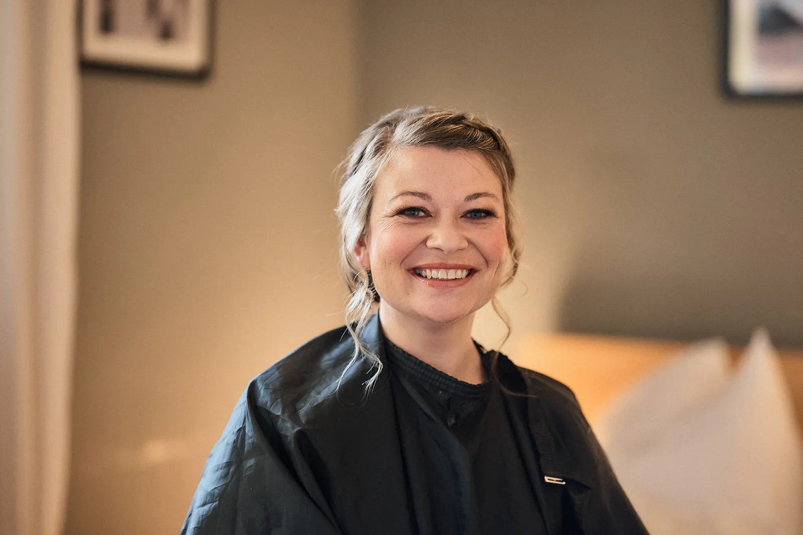 Babsi strahlt beim Brautstyling