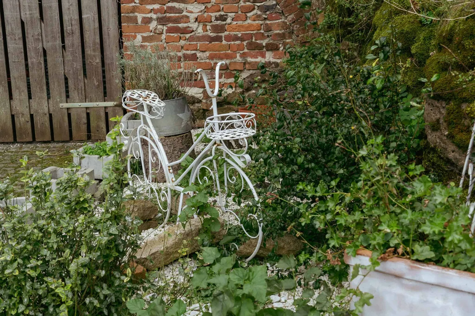 Burg Güssing mit einem Deko-Fahrrad und Pflanzen