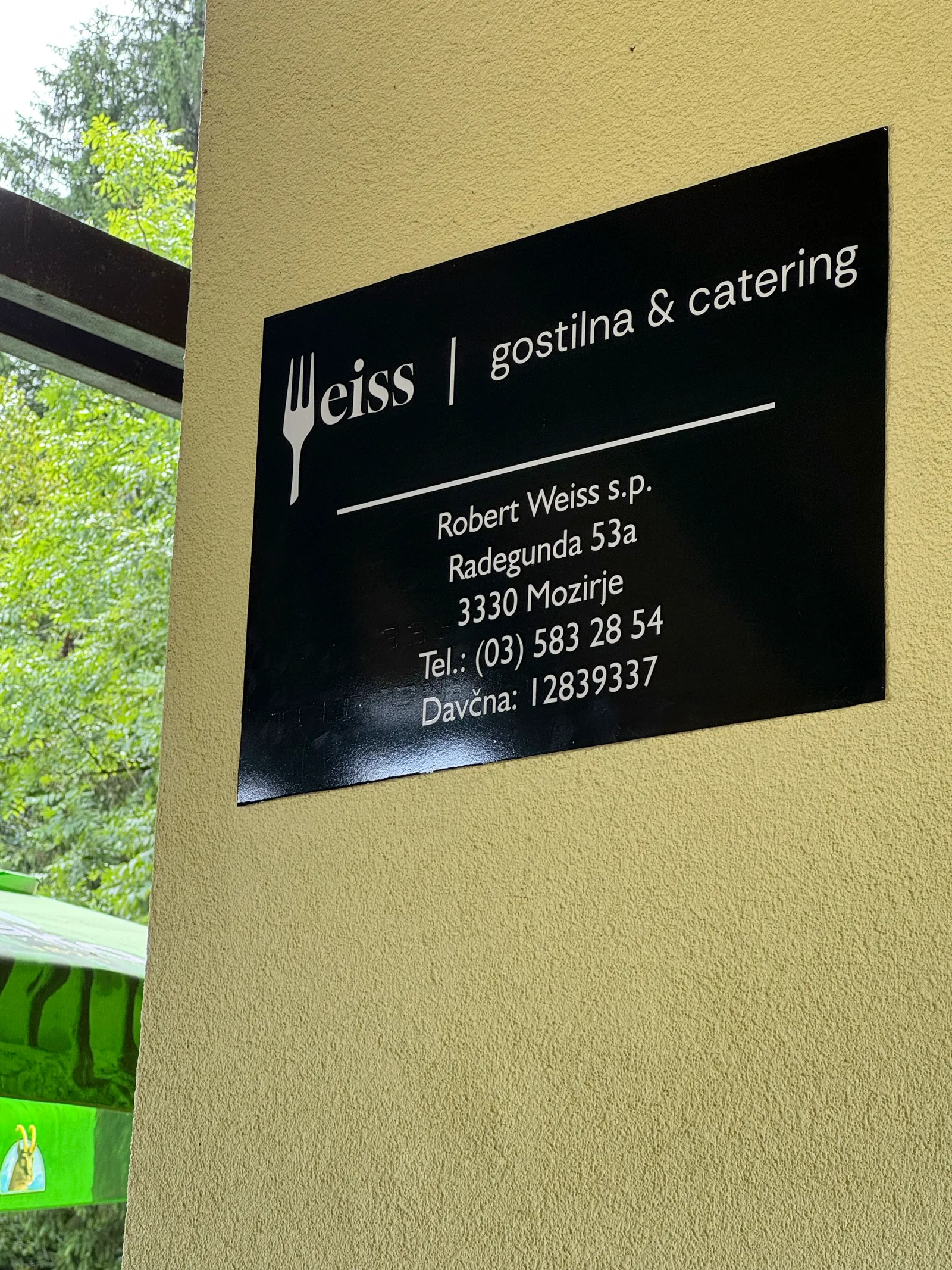 Schild der Gostilna Weiss an einer Außenwand in Mozirje.