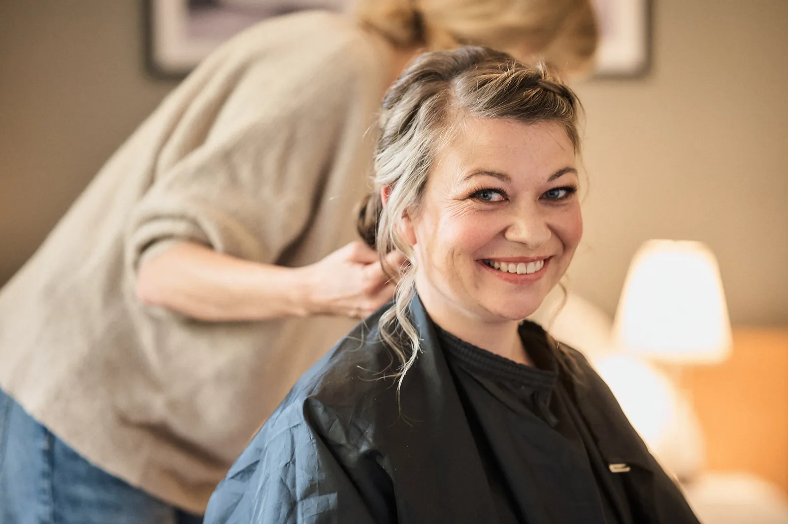 Babsi strahlt beim Brautstyling