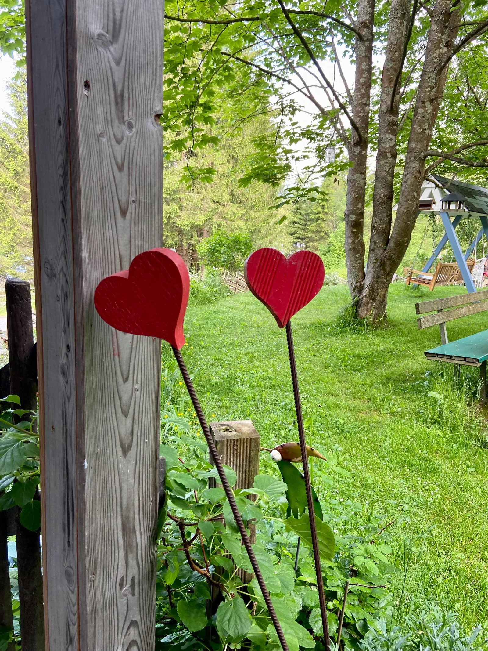 Liebevoll dekorierter Garten