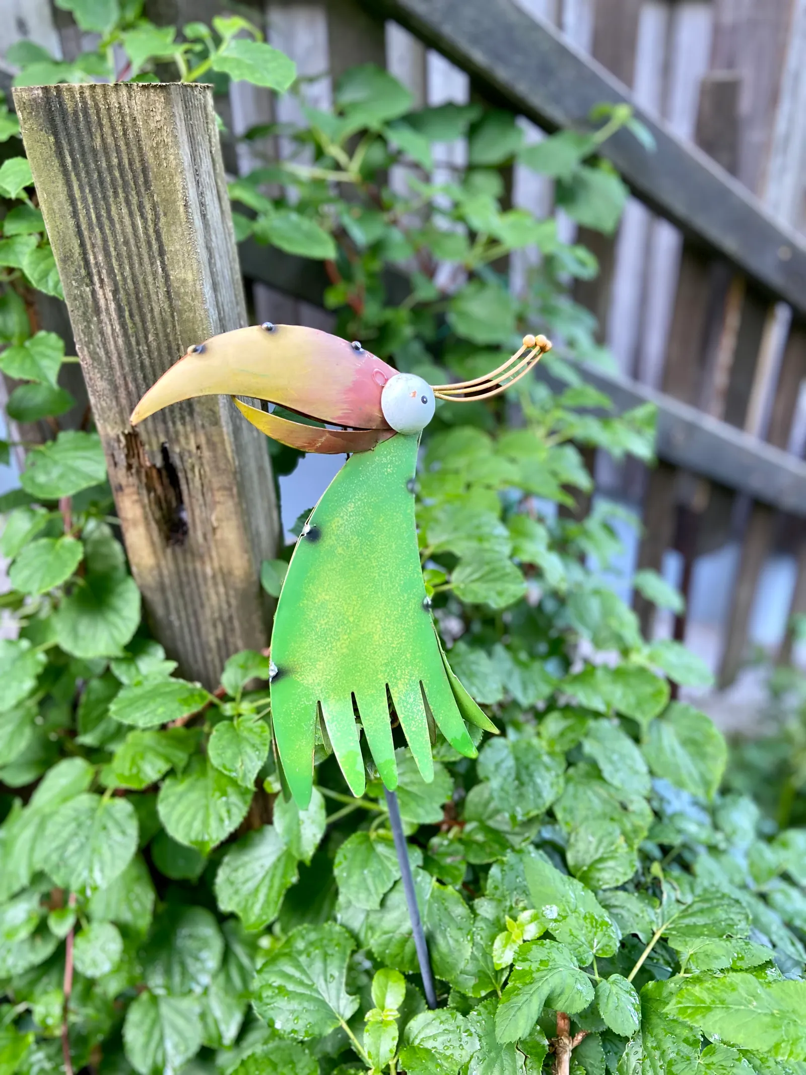 Liebevoll dekorierter Garten