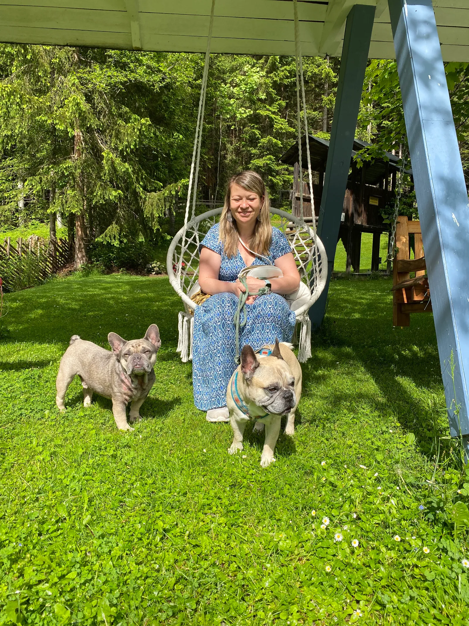 Archie und Murphy und ich bei der Schaukel