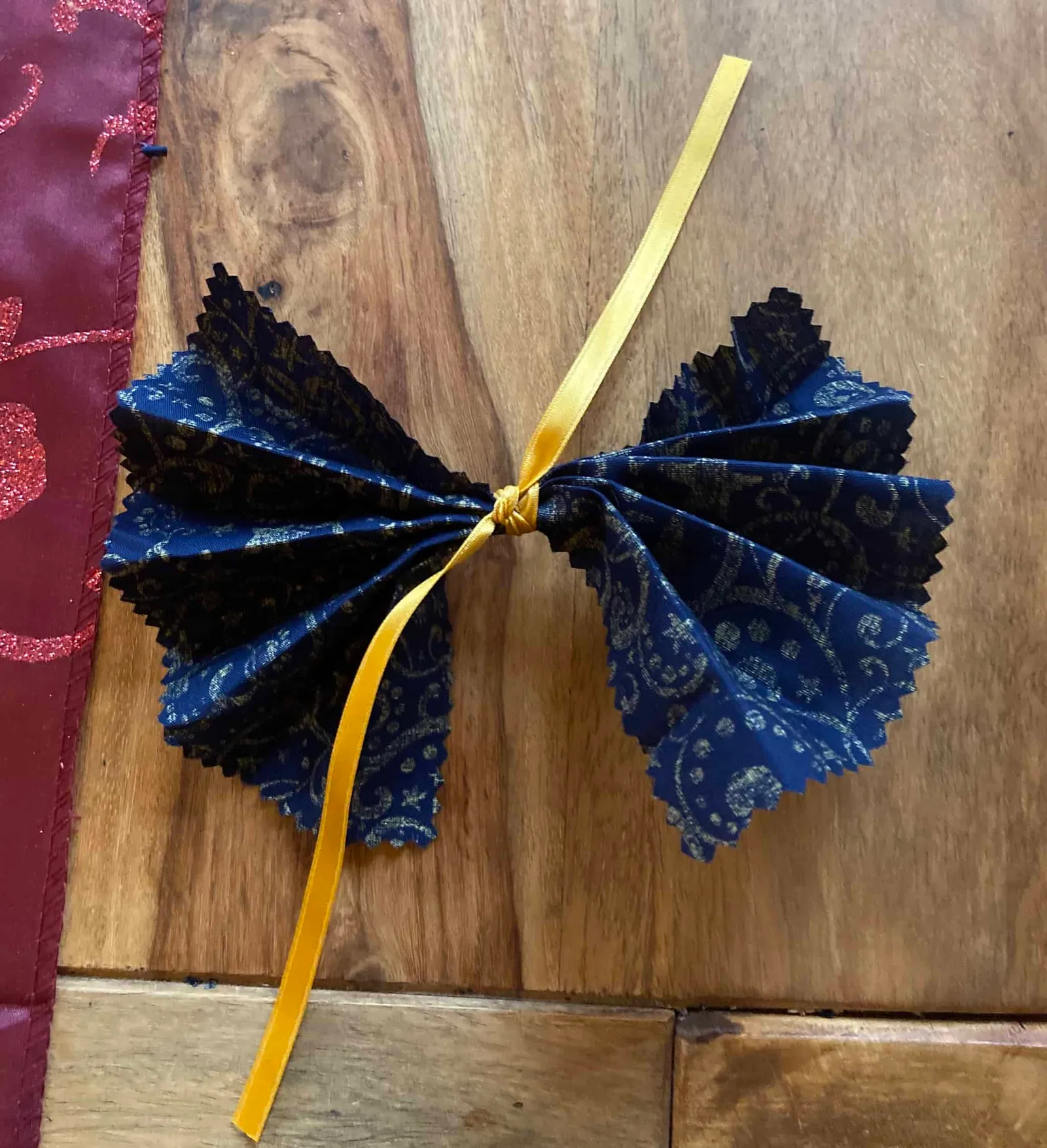 Festliche Fliege für den Weihnachtshund