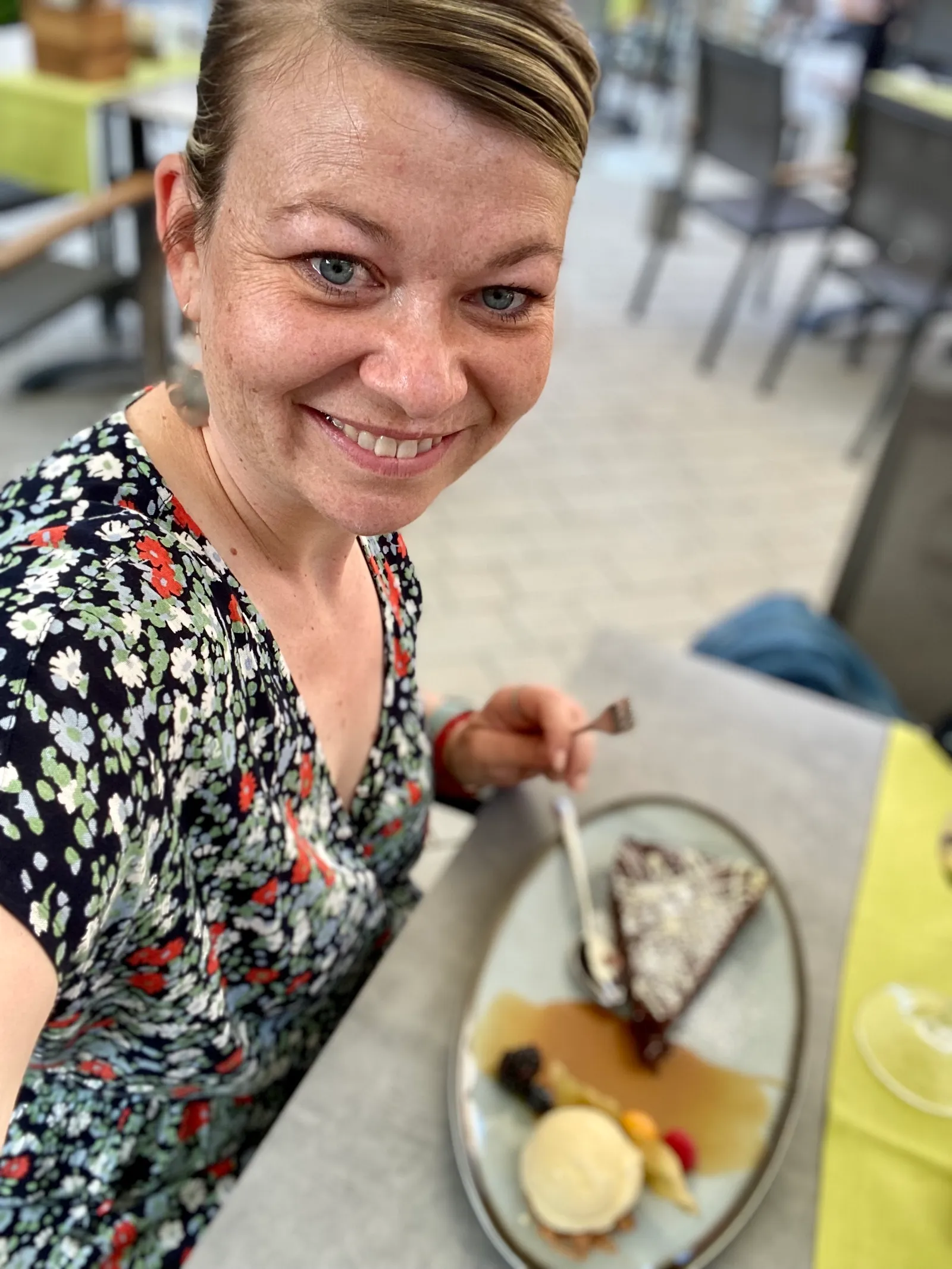 Babsi-happy-mit-Schokokuchen_Philips_Genussheuriger_Mörbisch