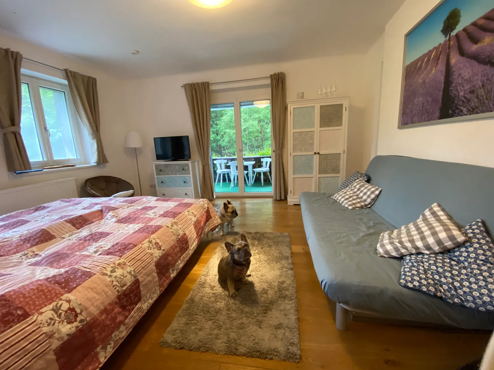Appartement Wohn und Schlafzimmer Richtung Balkon