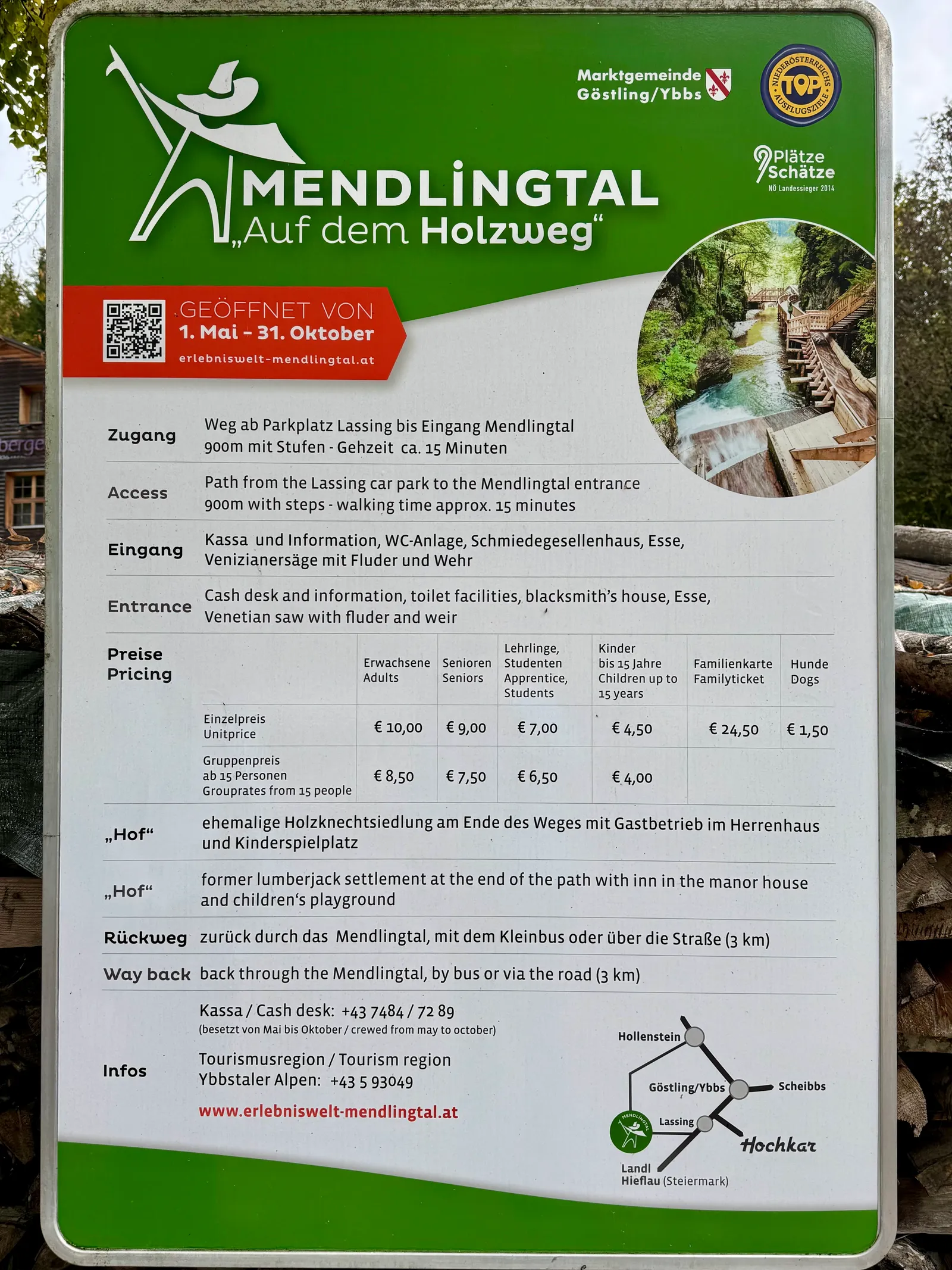 Informationstafel zum Erlebnisweg Mendlingtal mit Öffnungszeiten, Eintrittspreisen und Wegbeschreibung.