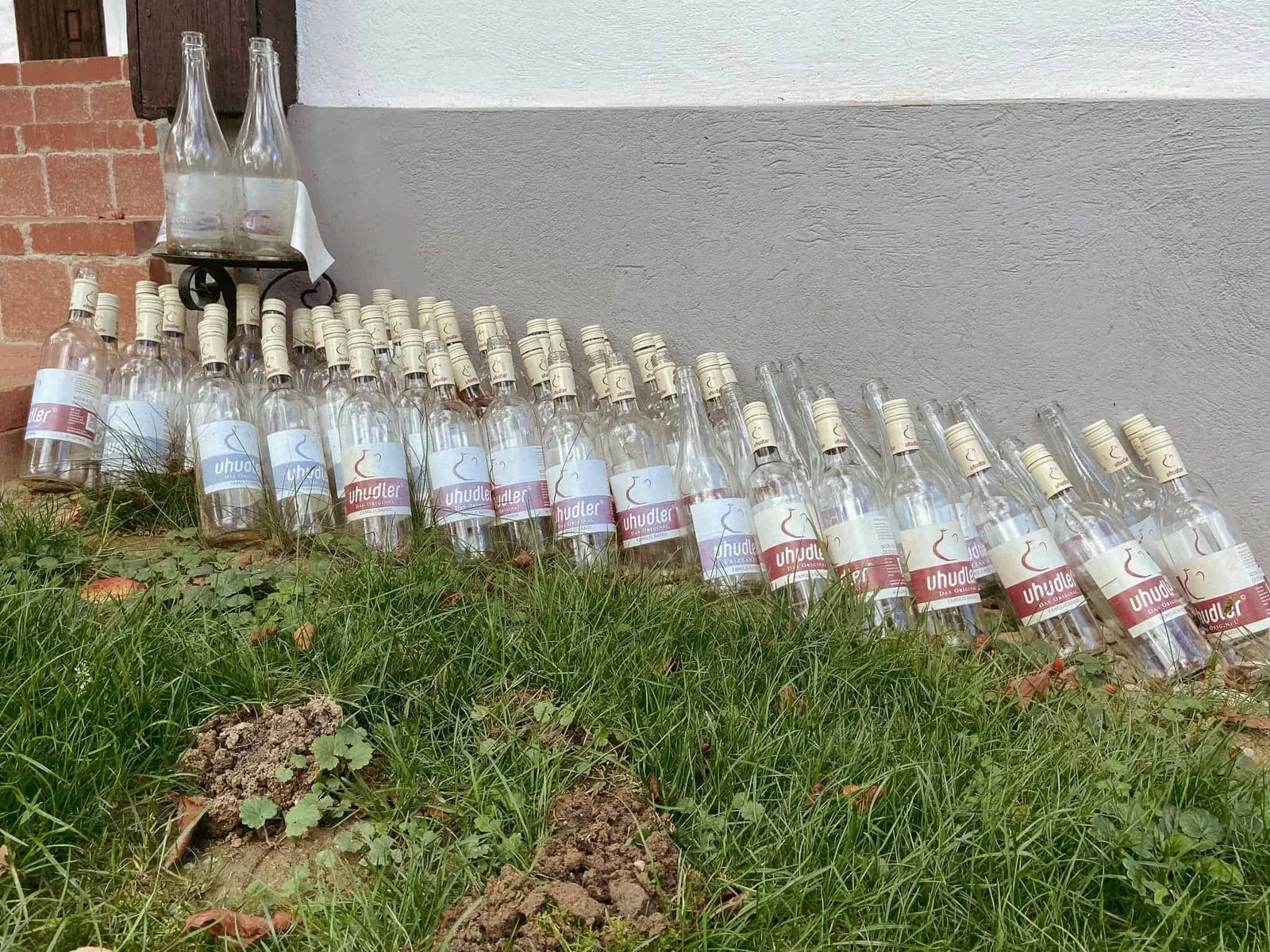 geleerte Uhudler Flaschen in Heiligenbrunn, Südburgenland