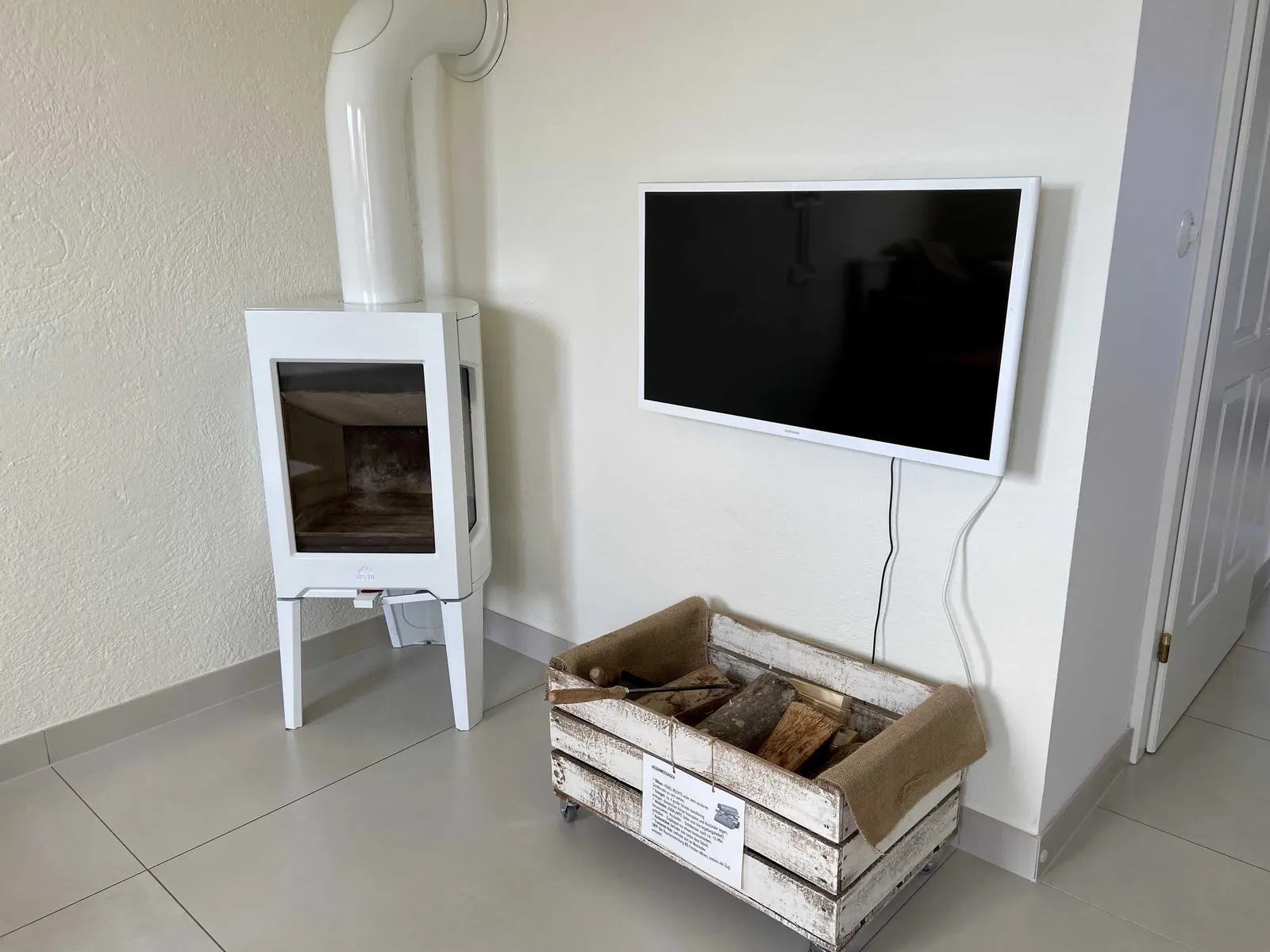 Fernseher und Ofen im Weinloft