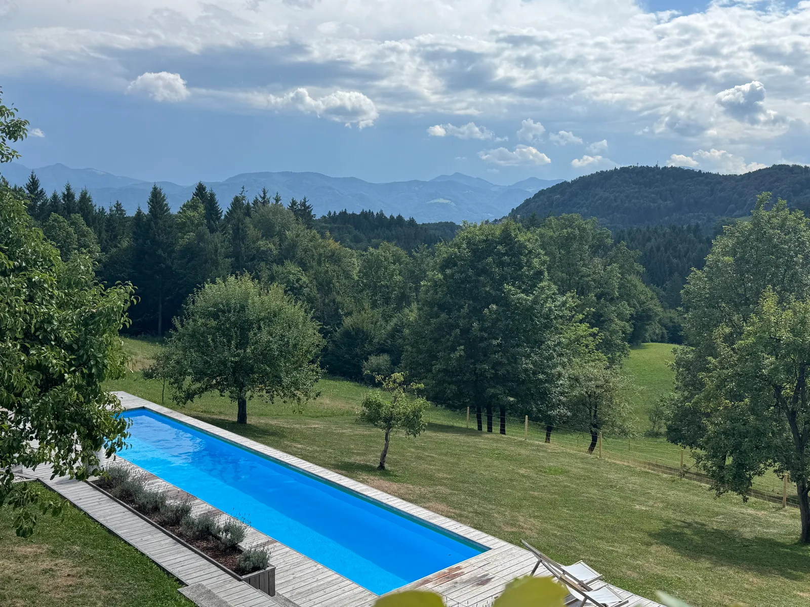 Pool im Lavender Hill Eco Resort mit Blick auf grüne Hügel und Bergpanorama.