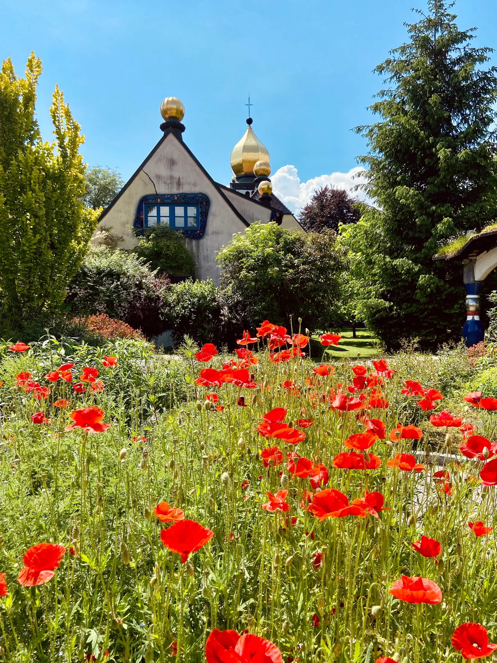 Hundertwasser Kirche St. Barbara und Mohnblumen