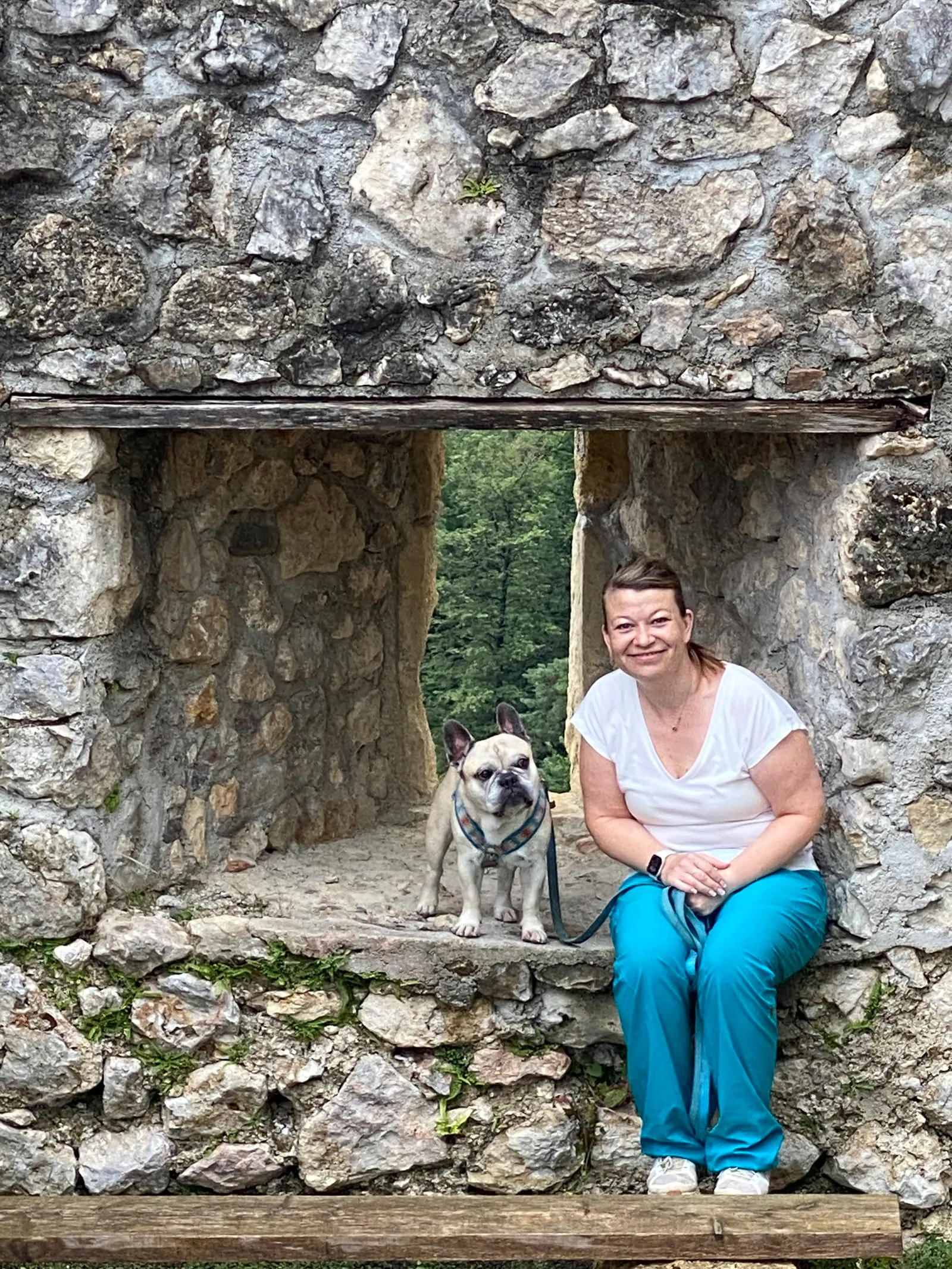 Babsi und Murphy sitzen in einer Fensternische der Burgruine Grad Žovnek.