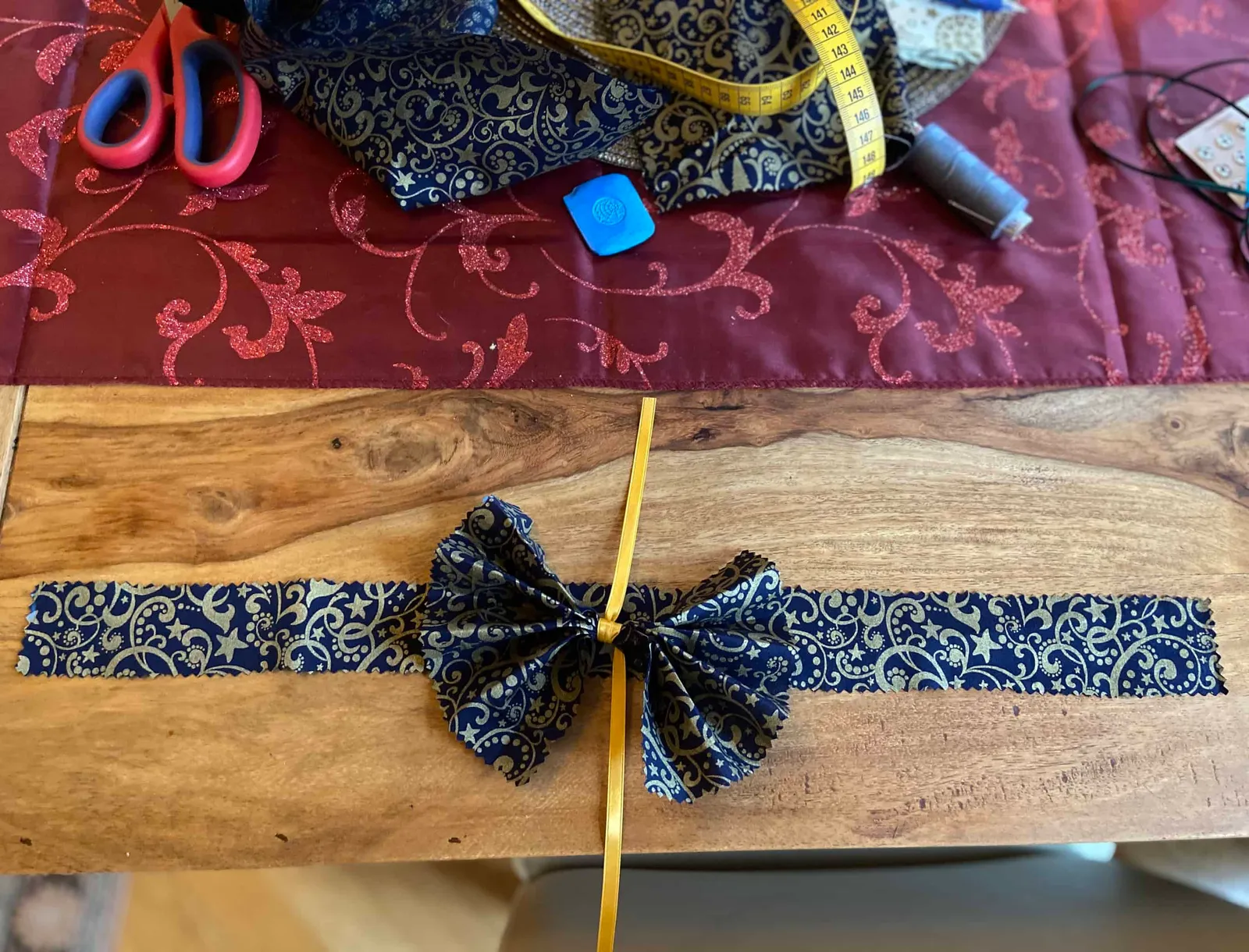 Festliche Fliege für den Weihnachtshund