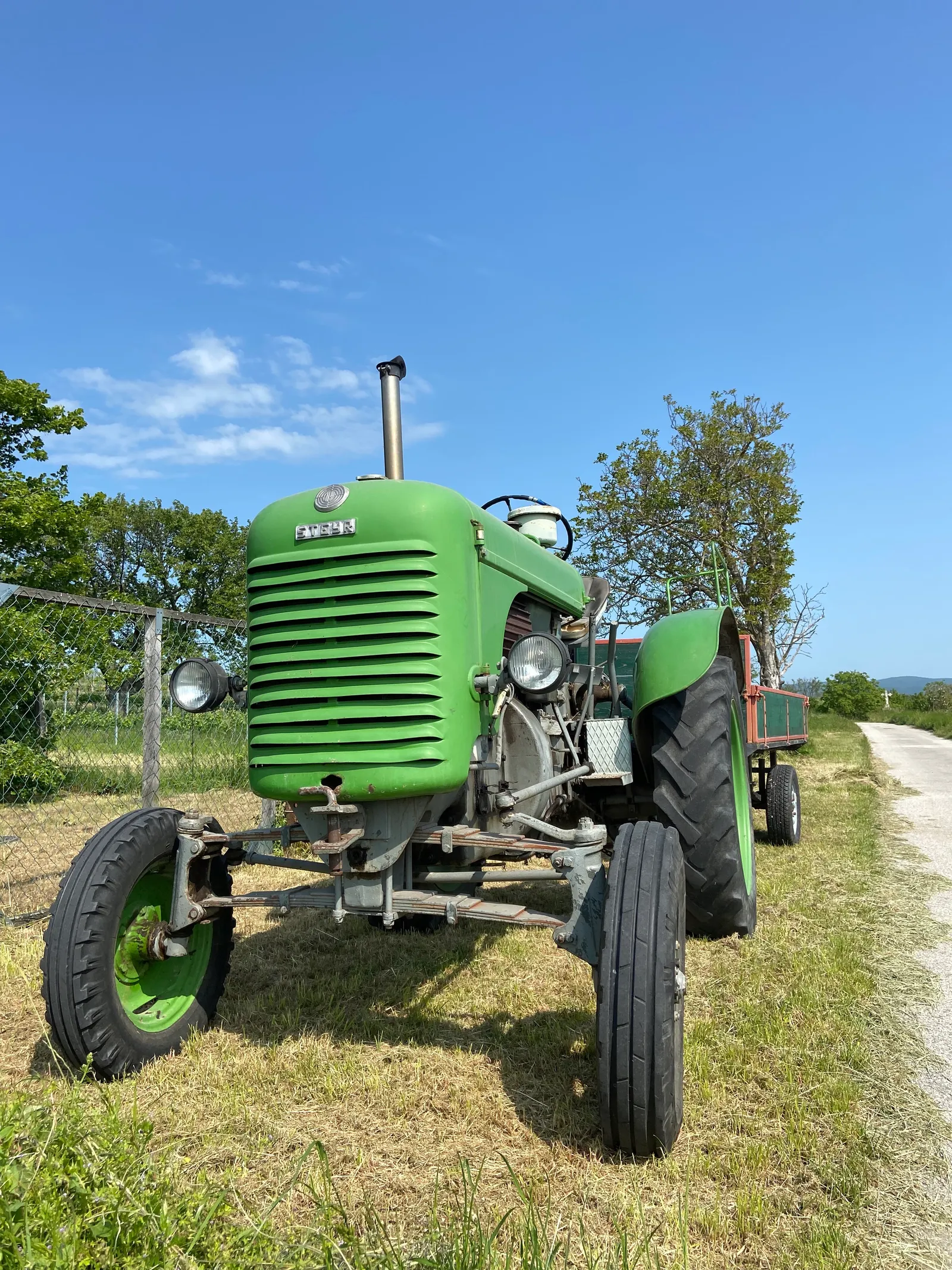Steyr-Traktor-bei-der-Arbeit_Oggau-Weinwanderweg