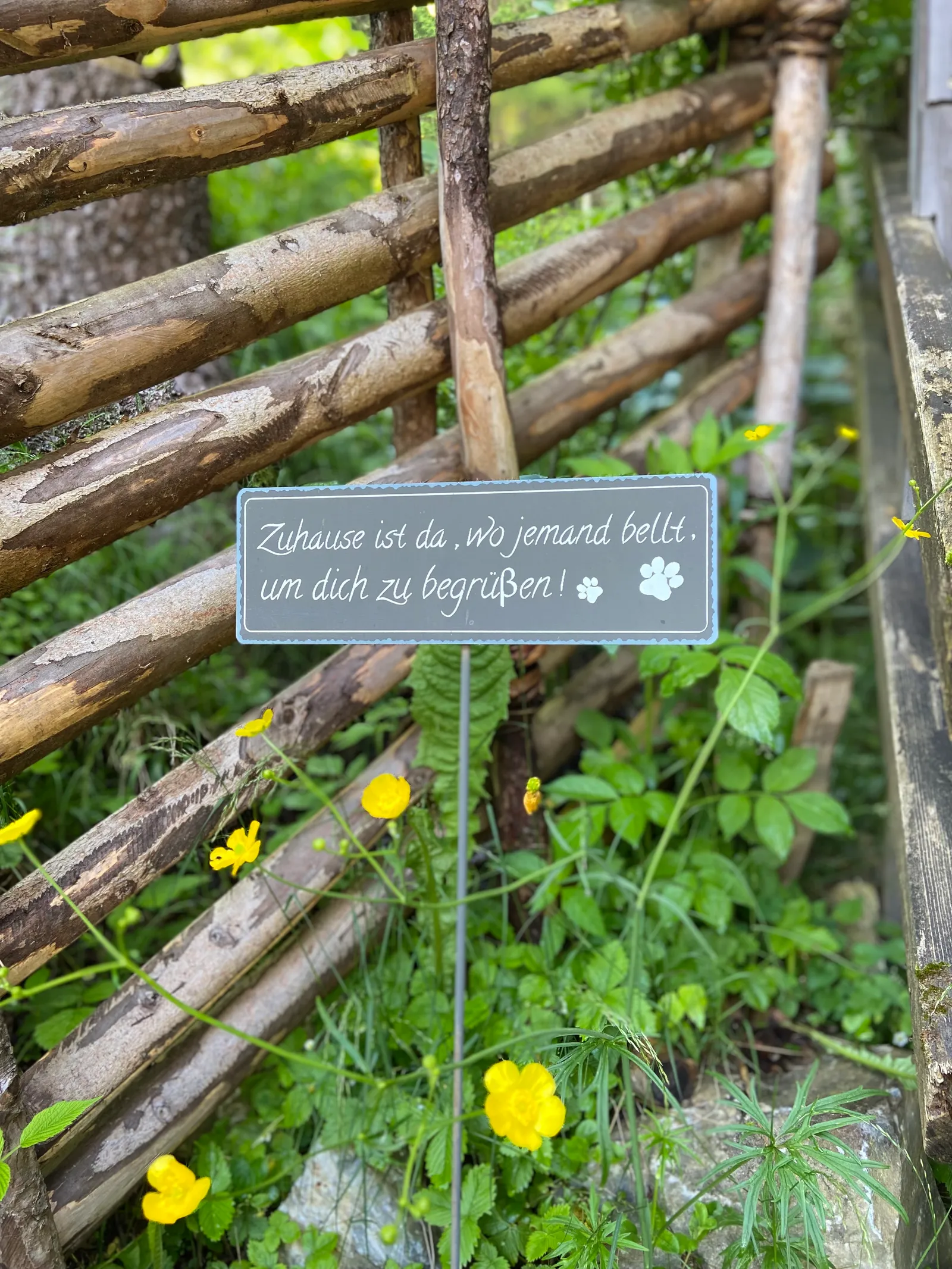 Schild im Garten
