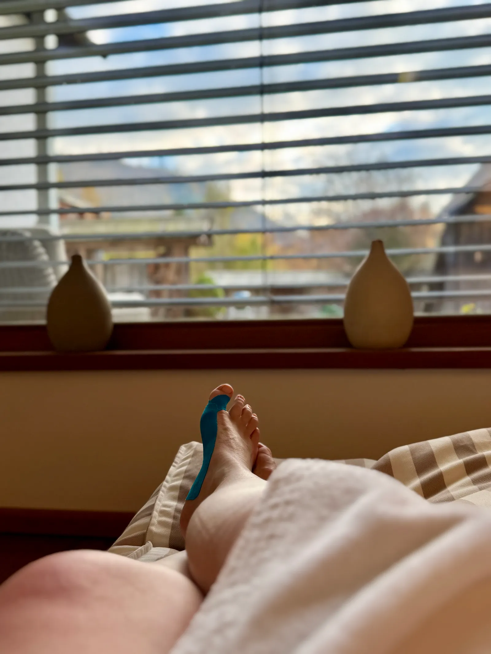 Beine einer Person auf einer Liege im Wellnessbereich des Hotel Fahrnberger.
