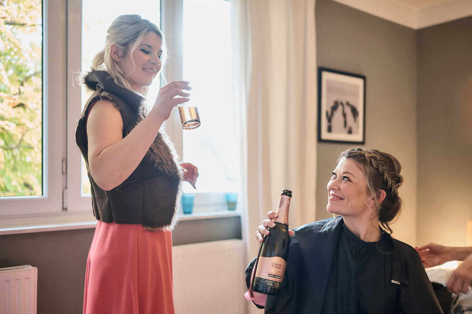 Babsi, die Braut, und Bibi, die Trauzeugin, stoßen mit Prosecco an